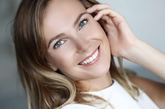 Smiling lady with nice teeth